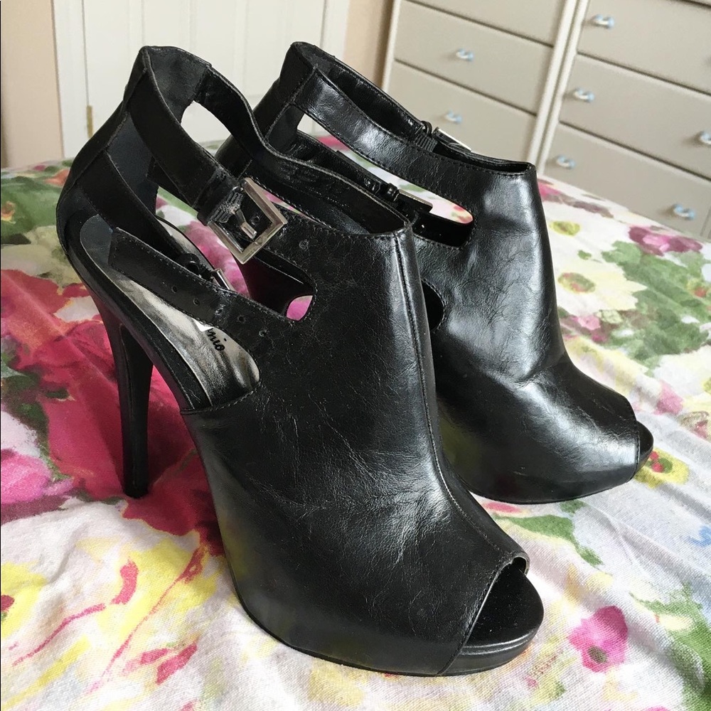 ✨ Beautiful black stiletto booties✨